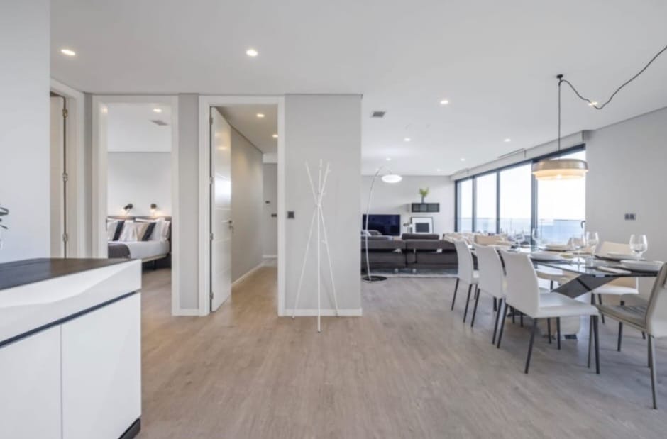 Eingangsbereich mit Übergang zum Wohn- und Essbereich des Penthouse in São Martinho, Funchal