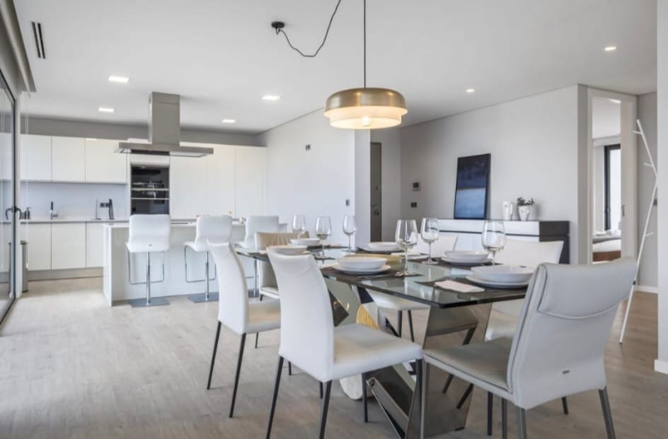 Esstisch für acht Personen neben der offenen Küche des Penthouse in São Martinho, Funchal