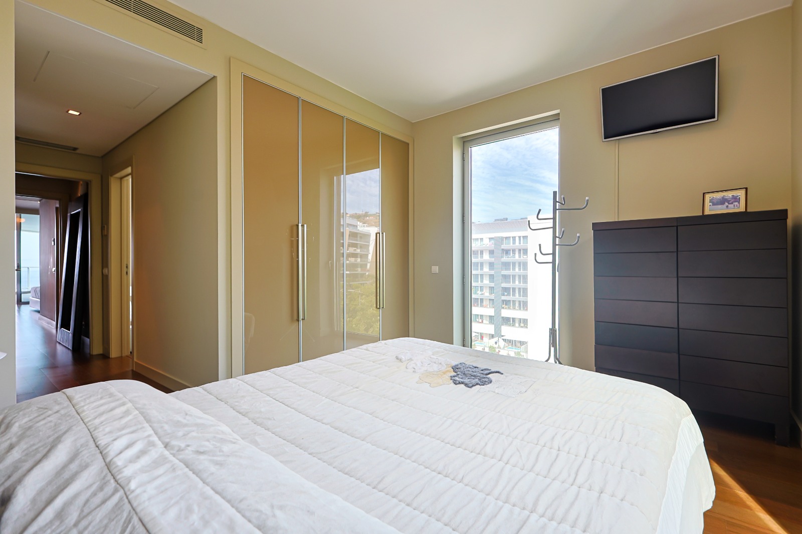 Bedroom with built-in wardrobes in the T3 apartment, Funchal