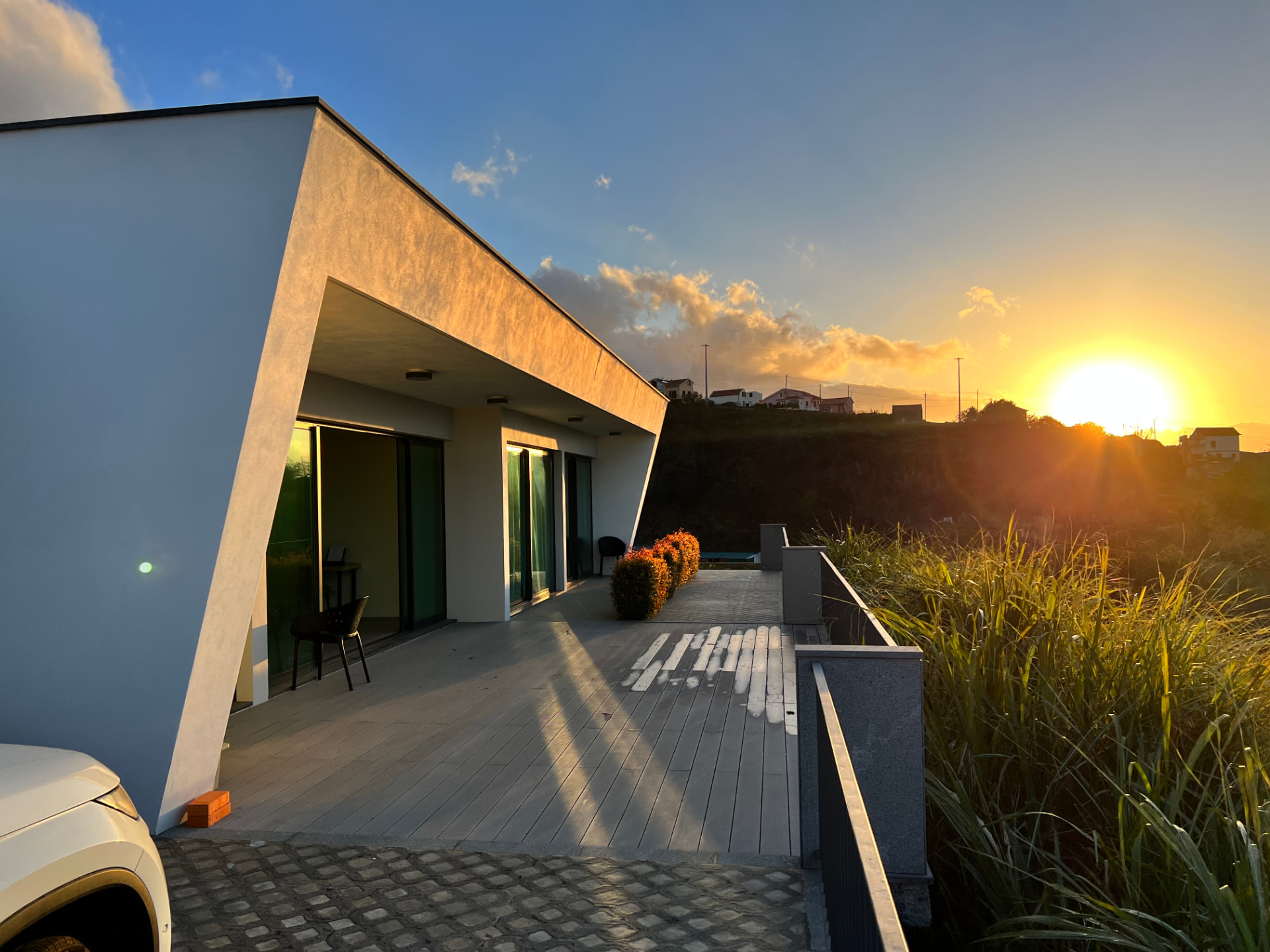 Moderne Villa in Canhas, Ponta do Sol, bei Sonnenuntergang mit Atlantikblick