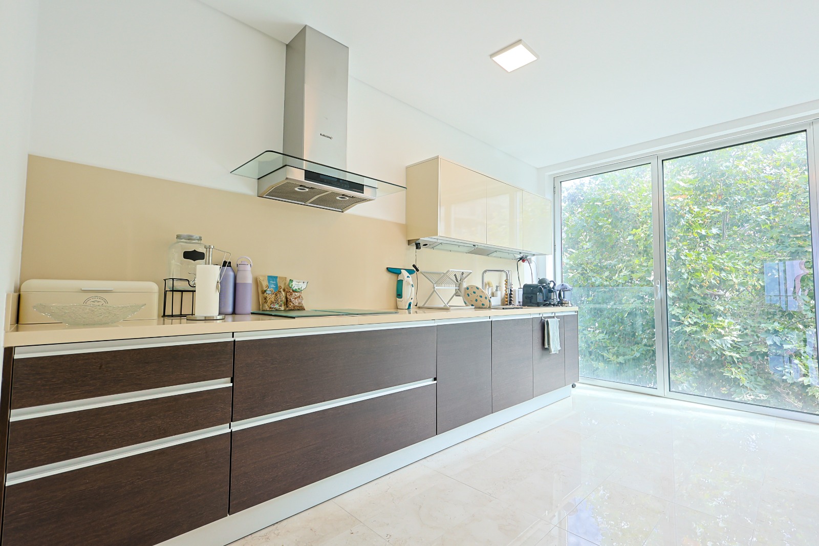 Modern fully equipped kitchen of the three-bedroom apartment, Savoy Residence Monumentalis
