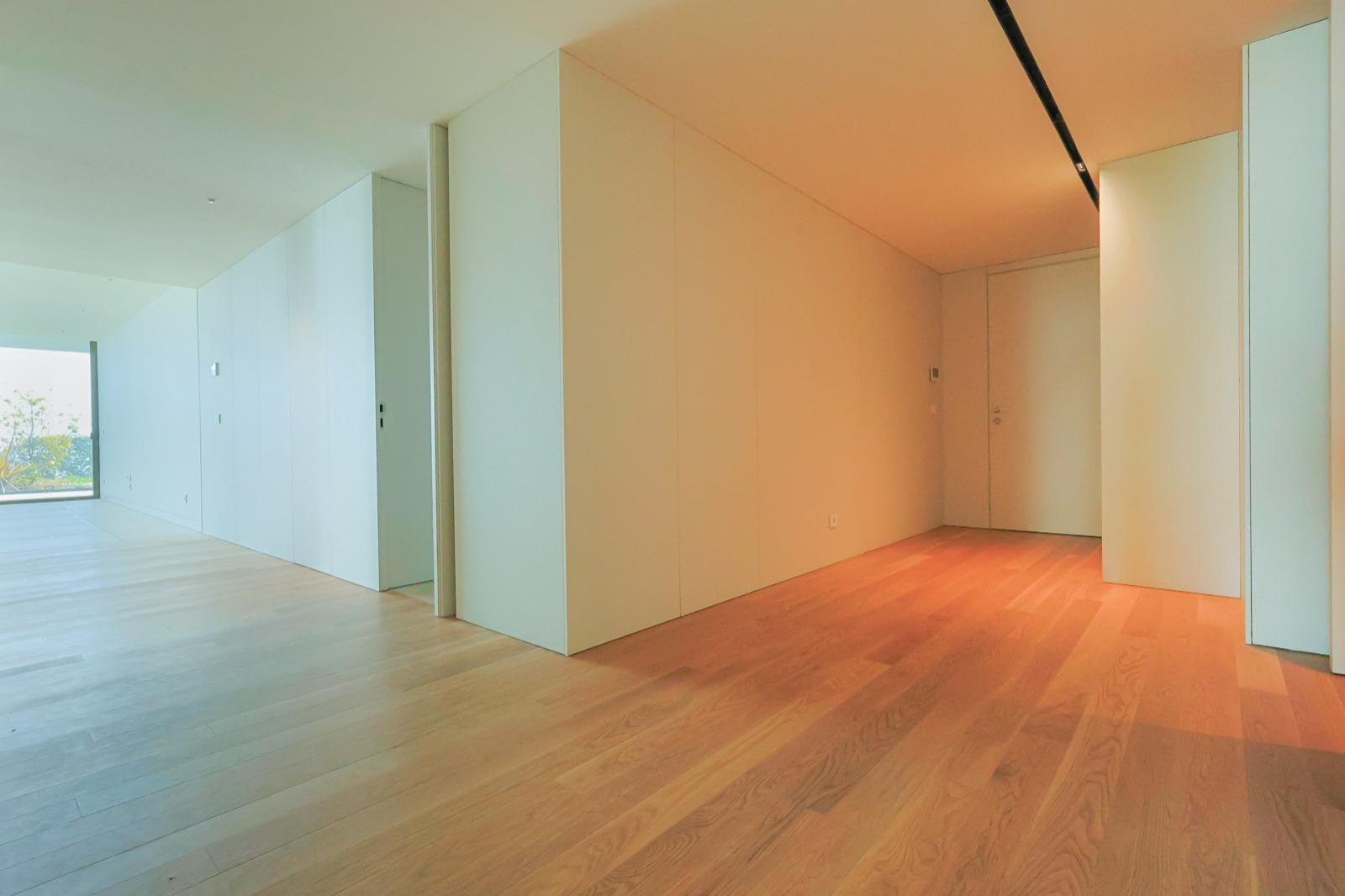Open-plan living and dining area with oak flooring and concealed storage, T3 apartment, Funchal