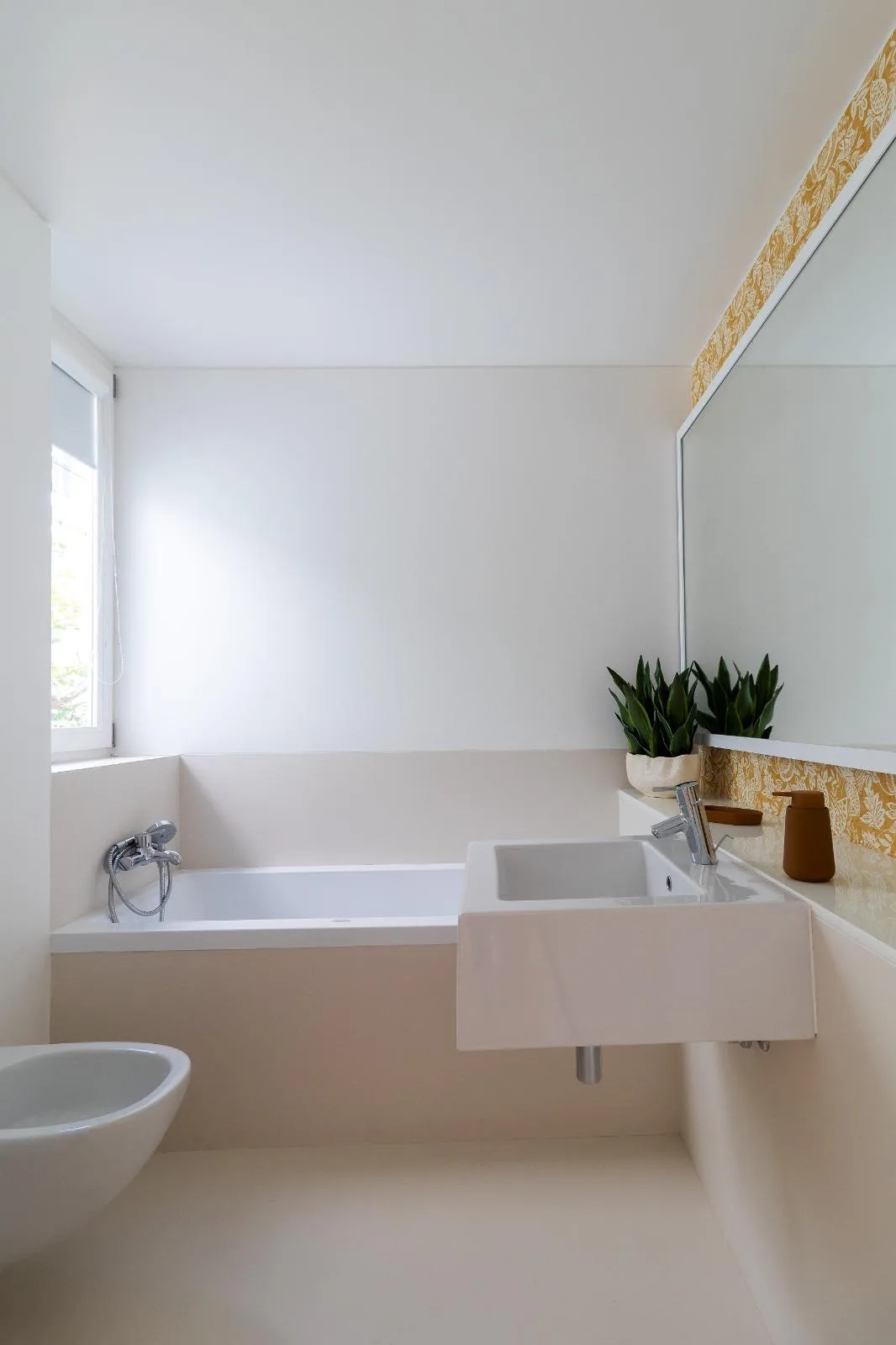 Bathroom with bathtub and stone-toned finishes, Casa Branca, Funchal