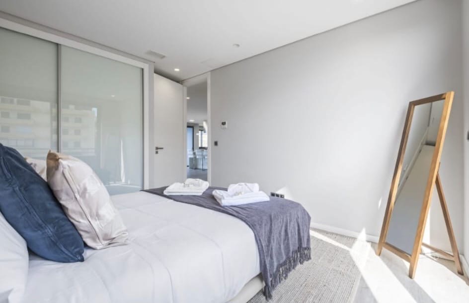 Zweites Schlafzimmer mit Einbauschrank mit Schiebetüren und Standspiegel, Penthouse in São Martinho, Funchal