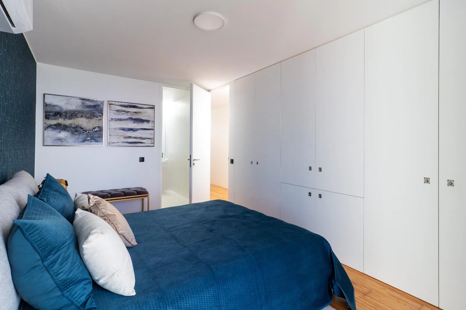 Blue bedroom with fitted wardrobes along the wall, Casa Branca, Funchal