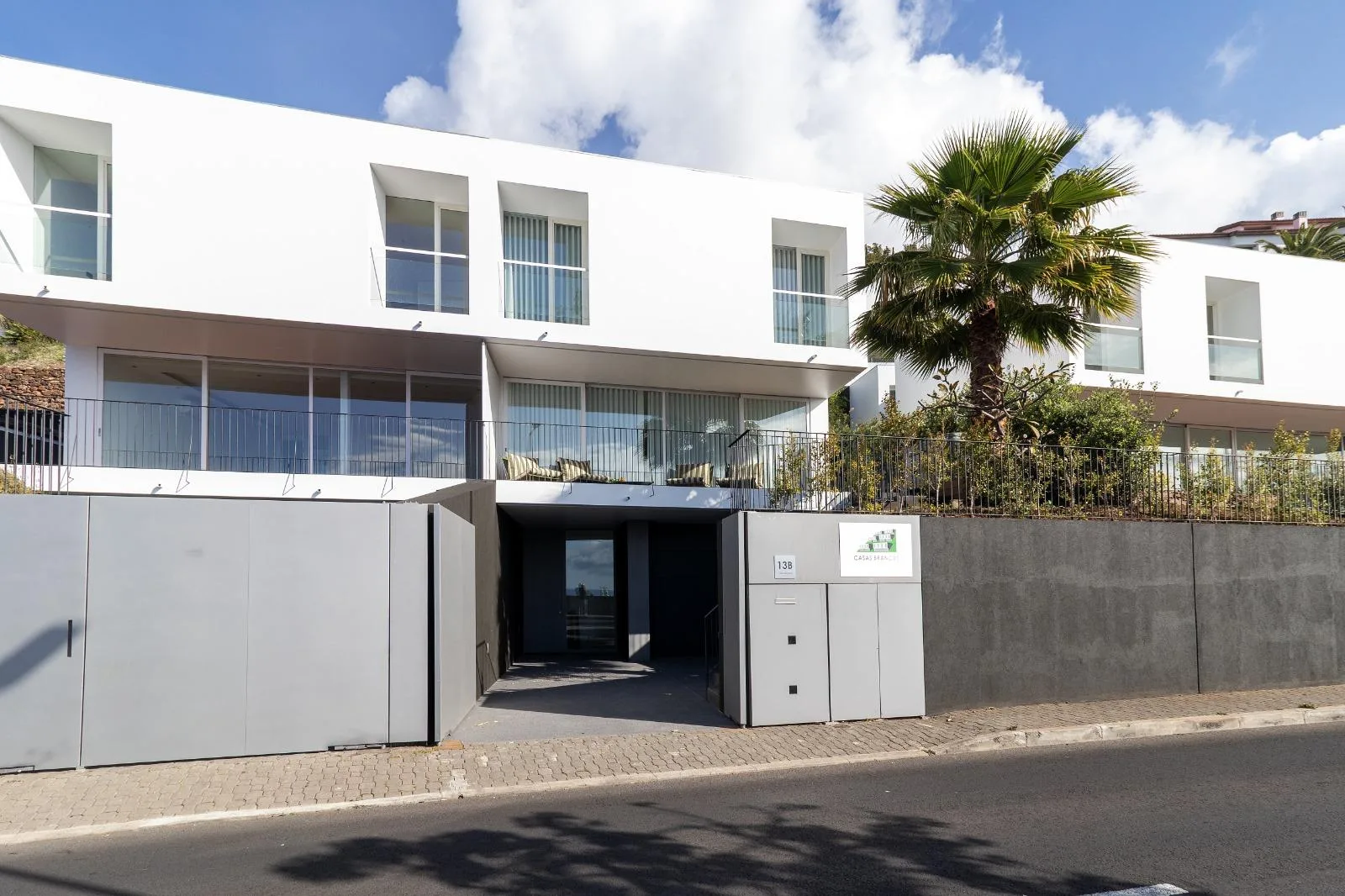 Street elevation of Casa Branca on its level road in Funchal