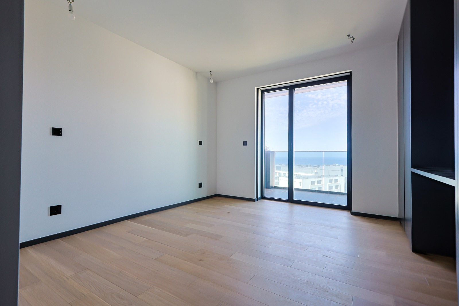 Bedroom with sliding glazed door to the balcony, top-floor apartment at Varino 07, Funchal