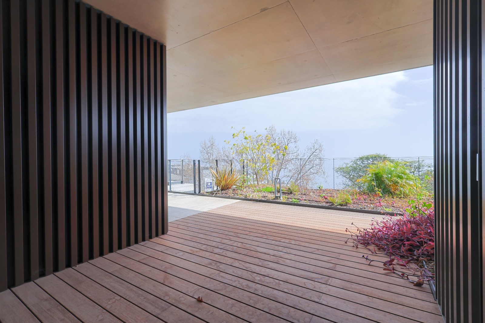 Wooden deck beside the living area with sea view, T3 apartment, Funchal