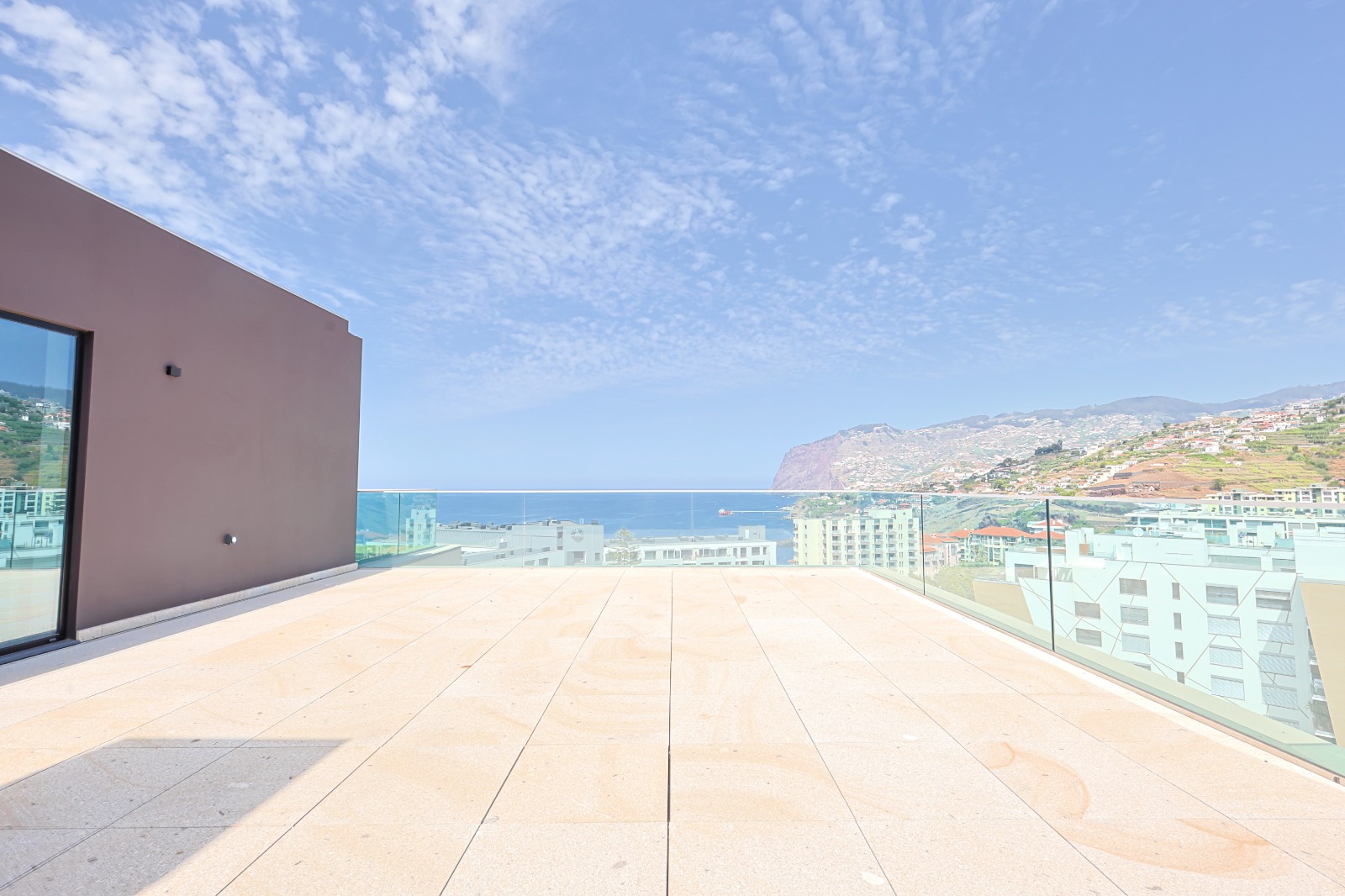 Private terrace of the top-floor apartment at Edifício Varino 07 with views over Funchal and the Atlantic
