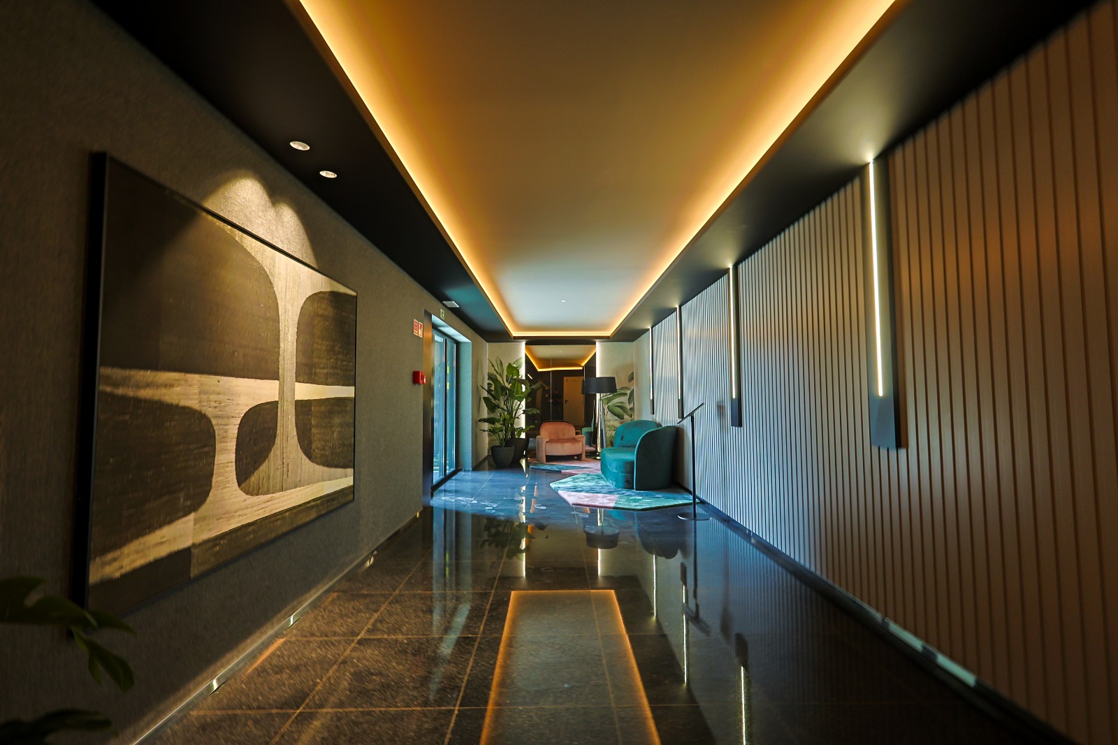 Entrance corridor and lounge of the Edifício Varino 07 residents' lobby, Funchal