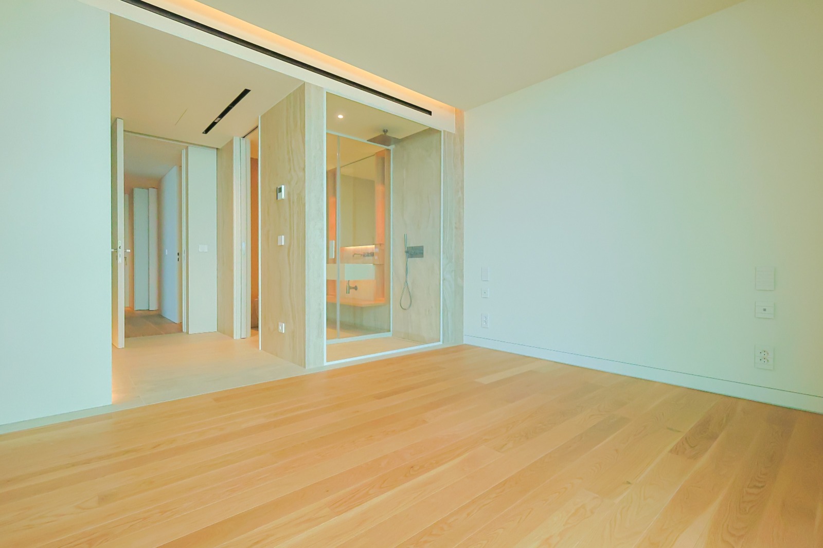 Bedroom with en-suite bathroom and oak flooring in the T3 apartment, Funchal