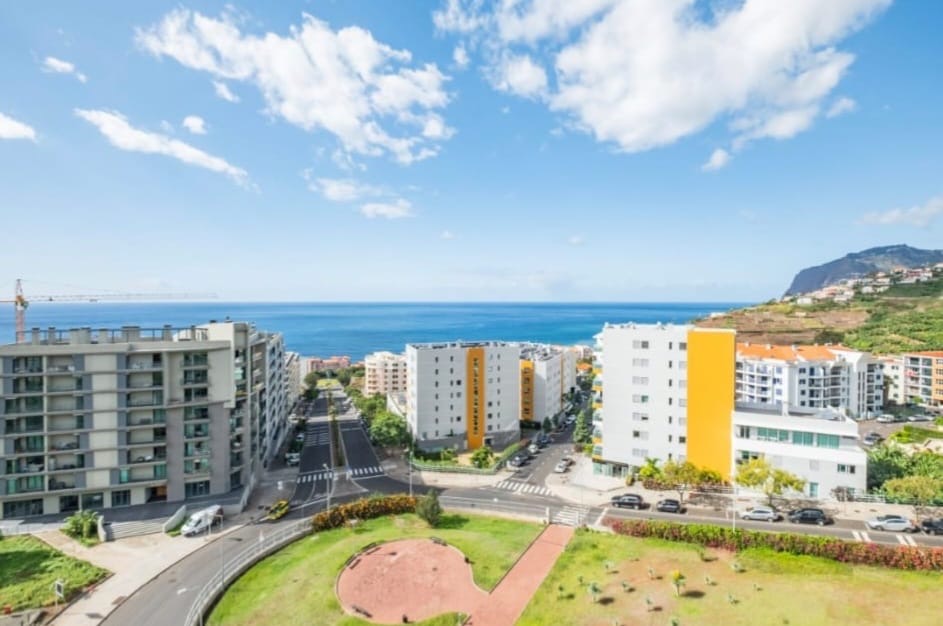 Blick von oben über den Stadtteil São Martinho in Funchal mit dem Atlantik dahinter