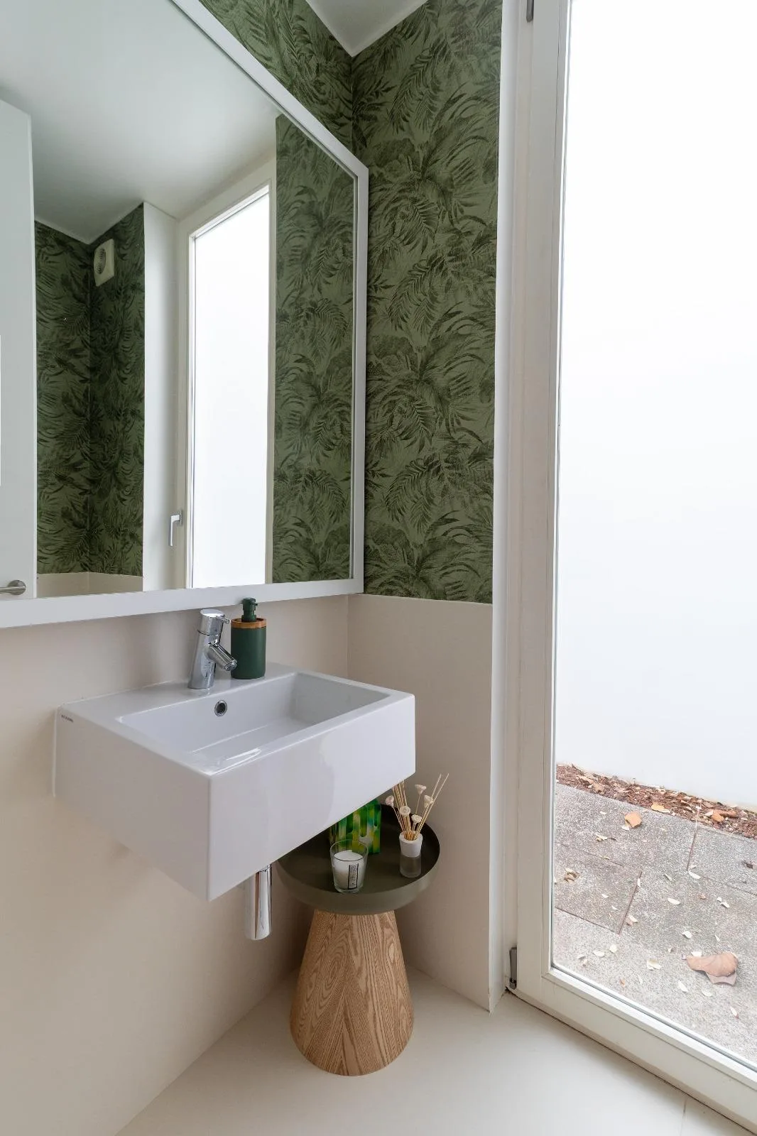 Guest washroom with wall-hung basin and mirror, Casa Branca, Funchal