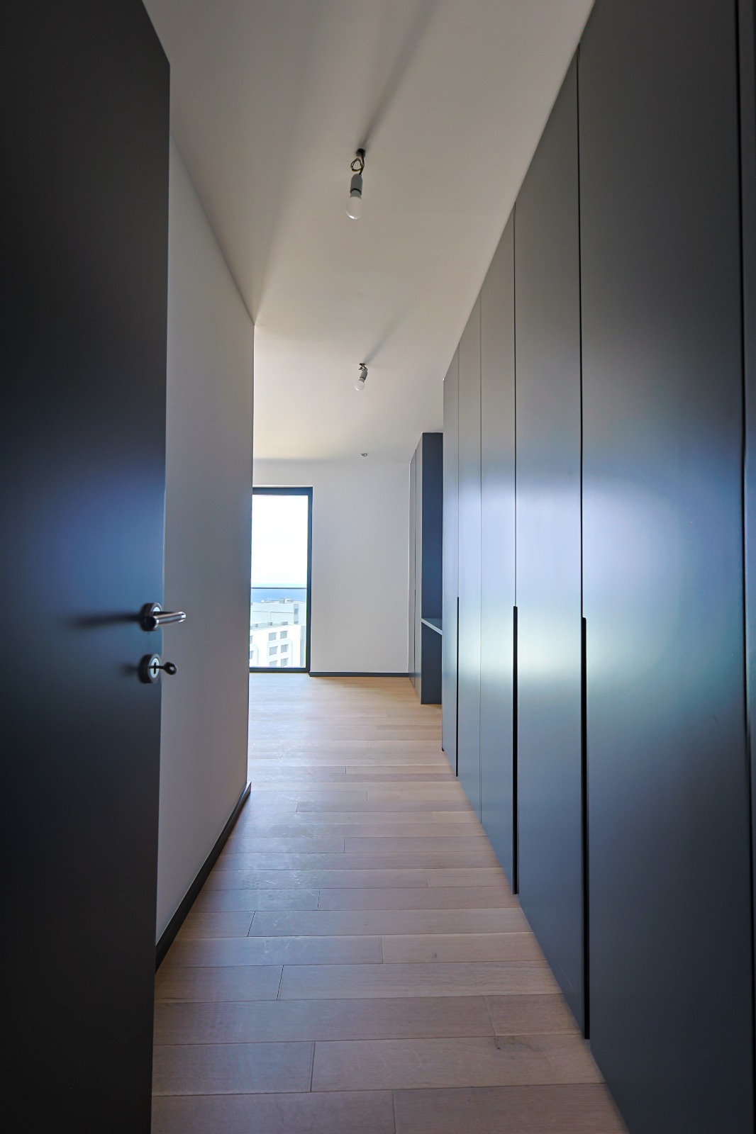 Corridor with full-height fitted wardrobes leading to the bedrooms, Varino 07, Funchal
