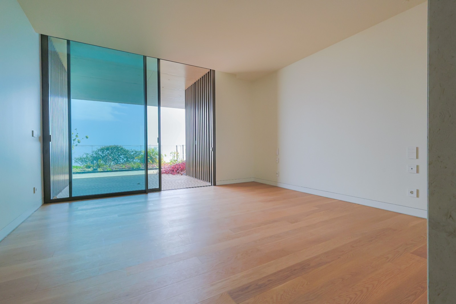 Bedroom with floor-to-ceiling glazing opening onto the terrace, T3 apartment, Funchal