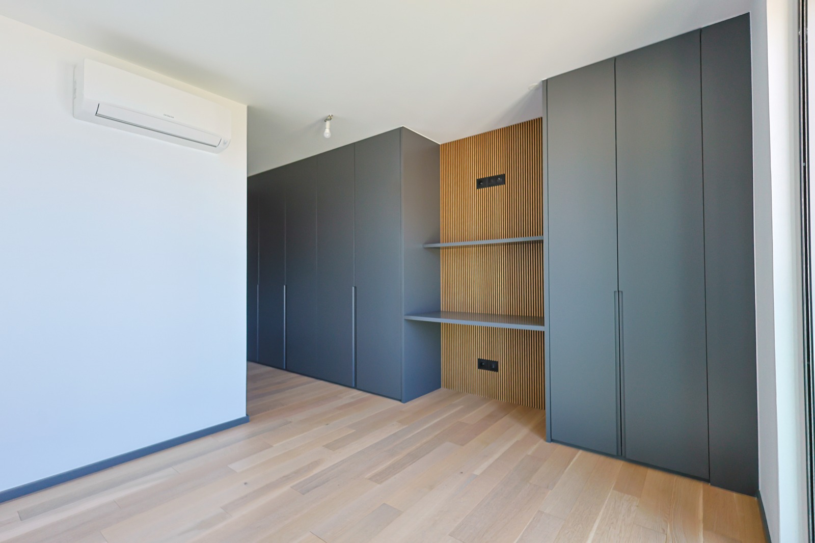 Second bedroom with built-in wardrobes and shelving in oak and graphite, Varino 07, Funchal