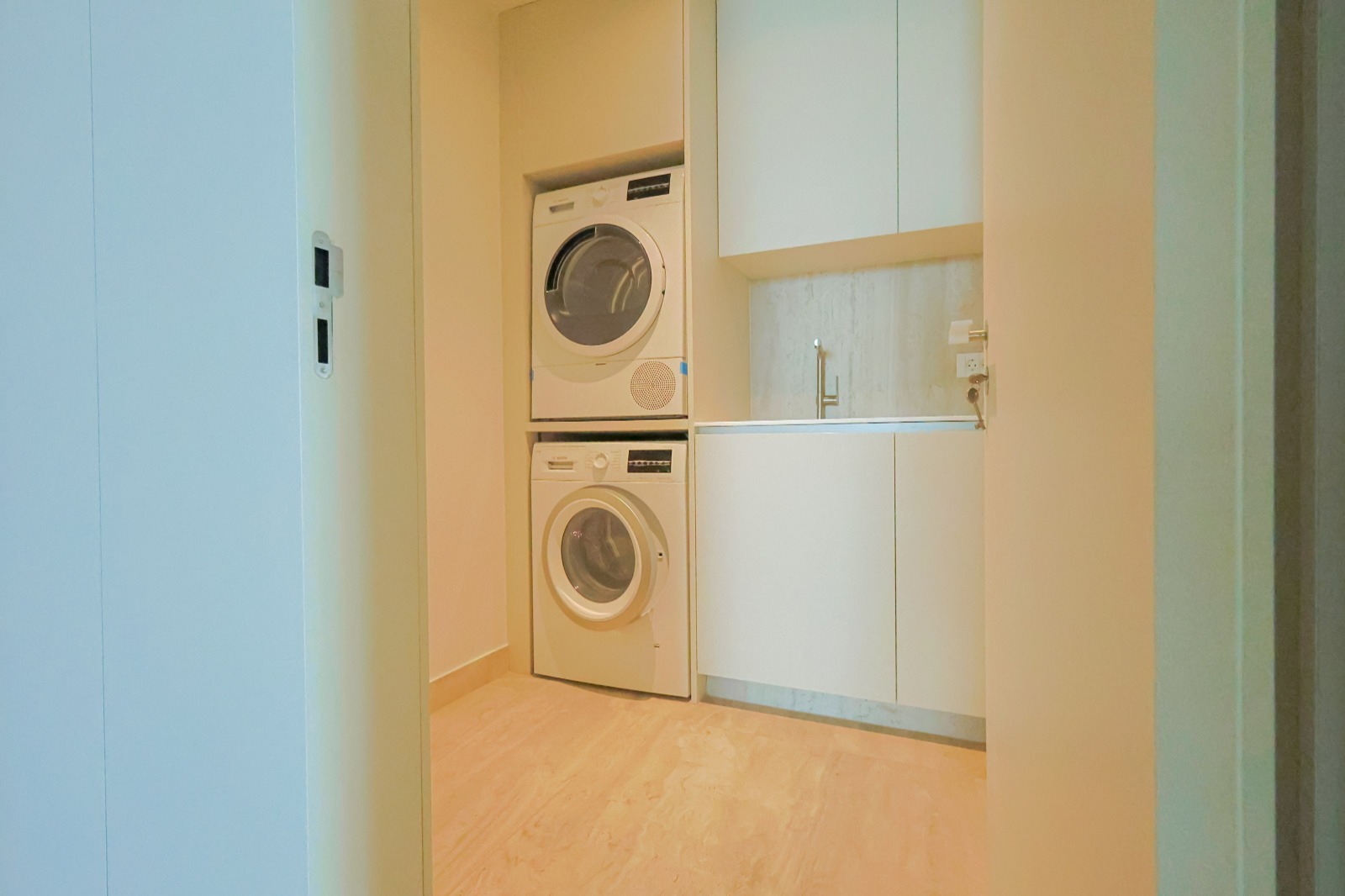 Utility room with washing machine, dryer and fitted cabinetry, T3 apartment, Funchal