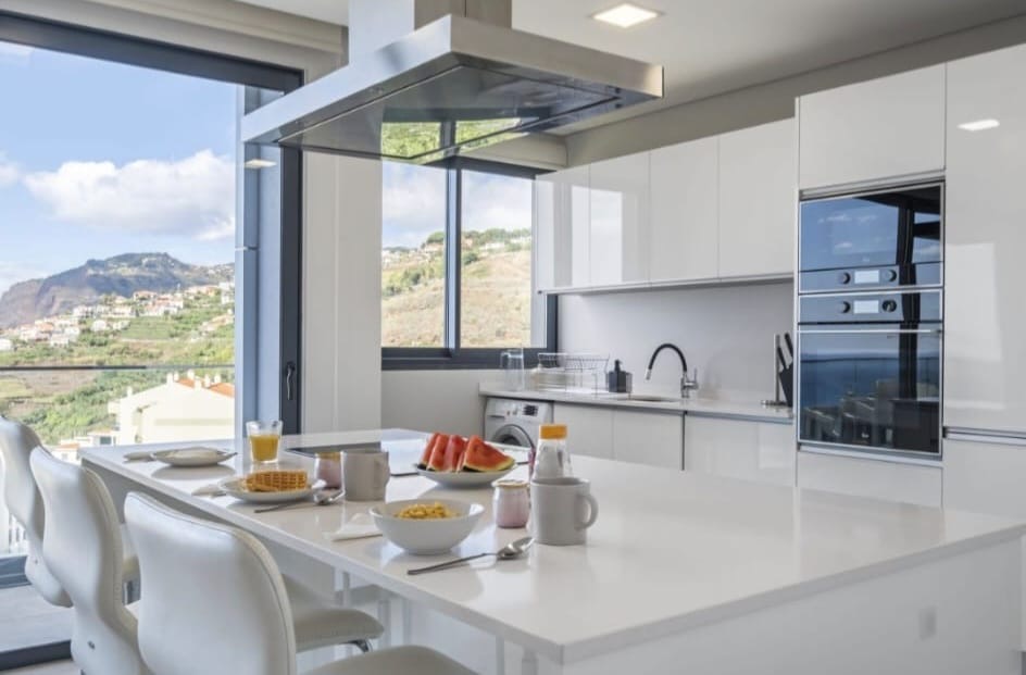 Frühstückstheke an der Kücheninsel mit Blick auf die Hänge, Penthouse in São Martinho, Funchal