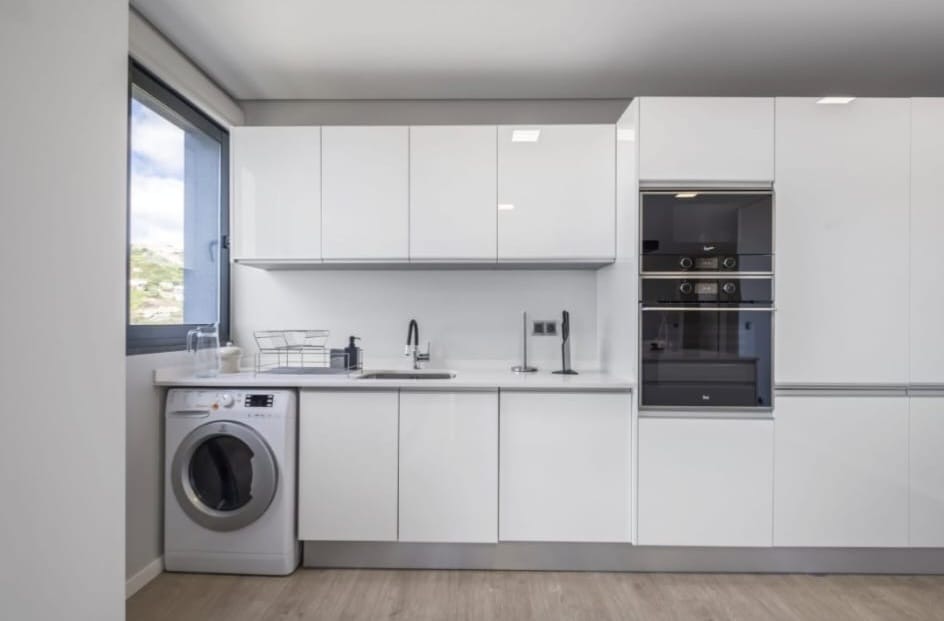 Weiße Einbauküche mit integrierten Backöfen und Hausgerät, Penthouse in São Martinho, Funchal